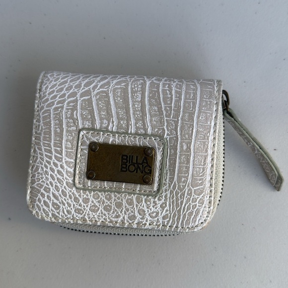 Billabong Wallet Faux Crocodile Leather Metallic Off White and Turquoise - Picture 3 of 15